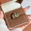 Impresionante anillo de diamantes vintage, diseño de nicho retro exquisito de lujo ligero con un toque de alta gama y artesanía intrincada