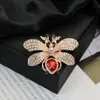 Moda europeia e americana novo broche de borboleta com diamantes de alta qualidade temperamento feminino alfinete requintado corsage da moda joia de cristal