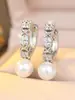 Retro Calado Circonita Cúbica Perla Ear Cuff Estilo Ins Suave para el Trabajo Simple Lujo Ligero Chapado en Oro Pendientes