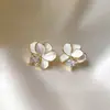 Pendientes para Mujer de Estilo Nuevo de Alta Gama Franceses Lujo Accesible Pendientes Pequeños Fragantes de Alto Color Accesorios de Pétalos Retro Brillantes Pendientes