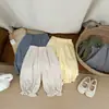 Pantalones sencillos de encaje anti-mosquitos para niñas, pantalones de verano finos de corte holgado con puños, pantalones tipo linterna elegantes de algodón puro para bebé niña