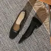 Sapatos de salto alto com salto grosso estilo Chanel em couro macio para mulheres, novidade primavera e outono 2026, estilo francês, com blocos de cor, sapatos de salto médio em couro macio para mulheres