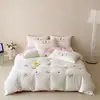 Juego de cuatro piezas de ropa de cama de gasa de doble capa 100% algodón con bonito bordado de oso de dibujos animados, hipoalergénico y transpirable, adecuado para camas individuales