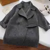 Casaco de lã escuro cinza de gola alta estilo coreano para meninas, novo para outono e inverno de 2026, elegante casaco de lã de comprimento médio para meninas pequenas