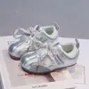 Zapatos de Entrenamiento de Ballet para Niñas 2026 Nuevo Primavera y Otoño Aumentadores de Altura Transpirables Antideslizantes Cinta de Perla Casual Versátil Zapatos Blancos