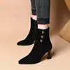 Botas de tornozelo populares de salto alto grosso e bico fino para mulheres, estilo vintage versátil novo de inverno 2026 com zíper lateral e forro de pelúcia