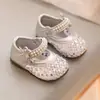 Sandalias de Princesa Dulces con Perlas Nuevas de Verano 2026 Zapatos Transpirables de Malla para Niña