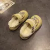 Zapatos de Celebridad de Internet Super Calientes con Agujeros de Estrella de Cinco Puntas para Mujer 2026 Invierno Nuevos con Suela Gruesa de Moda Cálidos con Talón Cubierto Pantuflas de Algodón con Piel
