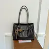Bolso tote simple estilo coreano nuevo para otoño 2026, moderno y versátil, con una sensación de alta calidad, adecuado para ir al trabajo y se puede llevar debajo del brazo