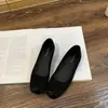 Mocassins femininos baixos 2026 novo estilo de primavera sapatos únicos de sola macia elegantes, sapatos de noite rasos estilo francês gentis