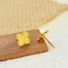 Aretes de Botón de Trébol de Cuatro Hojas Dorados Arena No Descolorables para Mujer, Joyería de Lujo Ligero de Nicho de Gama Alta Versátiles, Aretes de Botón de Moda para el Trabajo, Venta al por Mayor