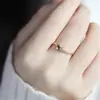 Anillo de mujer con baño de oro de 18K con diseño de meteorito roto, venta caliente, incrustado con diamantes, moda de lujo ligero, temperamento simple, anillo versátil