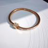 Pulseira de aço titânio não desbota com tachinhas, pequena, de cintura completa, feminina, design de nicho de luxo leve, pulseira de ouro rosa de alta qualidade, popular na internet