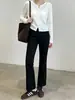 Super confortável! Calças pretas, de corte justo, levemente abertas na barra, que fazem suas pernas parecerem mais longas e finas! Calça preta minimalista de corte reto sem cós