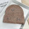 Otoño e invierno nuevo estilo viento fragante pequeño gorro de lana con lazo de bola de acero Joker para mujer circunferencia de cabeza grande protección para las orejas gorro tejido para el frío venta al por mayor
