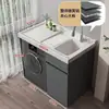 Gabinete de lavandería para balcón de aluminio tipo panal con lavadora integrada, incluyendo una tabla de lavar y un fregadero de piedra de cuarzo artificial con una barrera de agua