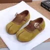 Sapatos pequenos de couro para meninas, 2026 estilo coreano retrô Mary Janes de camurça com design de tira única, sola macia, estilo pele de porco