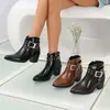 Botas Femininas Outono 2026 Novo Estilo Europeu e Americano Bico Fino Zíper Lateral Salto Alto Cano Curto com Fivela de Cinto e Rebites