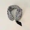 Bufanda Pequeña de Seda Estilo Nuevo con Hebilla Magnética Perezosa y Tacto de Alta Gama, Cadena de Perlas para Clavícula para Mujer, Bufanda Pequeña con Elemento de Carruaje de Lunares Paisley