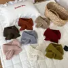 Bufanda acanalada de color liso cruzada para niños, calentador de cuello decorativo versátil para niños y niñas, bufanda cálida de otoño e invierno para bebé