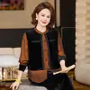 Traje de Moda de Veludo Dourado Estilo Primavera e Outono Feminino Dignificado e Elegante Top Roupa de Mãe Roupas para Mulheres de Meia-Idade e Idosas Roupa de Outono Conjunto de Duas Peças