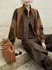 Chamarra de imitación de piel con bloques de color estilo coreano y cuello alto para mujer, nueva colección Otoño 2026, fresca y elegante, perfecta para figuras petite, un top súper moderno