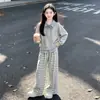 Nueva Colección Primavera/Otoño 2026: Elegante conjunto de dos piezas para niñas: top de retazos a rayas con pantalones casuales de cuadros de pierna ancha