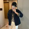 "Camisa de mezclilla lavada con diseño de pespunte estilo Hong Kong retro, corte holgado y estilizado para otoño, versátil para usar en capas"