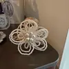 Exquisito pasador de pinza de garra de flor de perla hecho a mano estilo coreano, atmósfera de alta gama, adecuado para recogidos, accesorio para el cabello con pinza de tiburón en la parte posterior de la cabeza