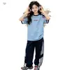 Conjunto Esportivo para Meninas 2026 Verão Novo Estilo para Crianças Maiores, Camiseta com Bloco de Cores e Manga Raglan com Letra, Calça de Pernas Largas, Calça Reta
