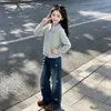Diseño Nuevo Sentido de la Moda Otoño e Invierno Estilo Universitario para Chicas Falso Dos Piezas Solapa Top Casual Versátil Conjunto de Dos Piezas con Jeans