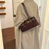 Bolso de Moda para Mujer de Gamuza de un Solo Hombro 2026 Baguette Estilo Nuevo Diseño Bajo el Brazo Estilo Retro de Nicho Bolso de Otoño Sensación