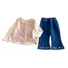 Invierno Dianxi conjunto simple de suéter para bebé con chaleco acolchado, pantalones acampanados de mezclilla bordados con forro polar hasta el tobillo, conjunto de tres piezas