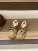 Sapatos Rasos Retro Pretos Pequenos de Couro para Mulheres Outono e Inverno 2025 Sapatos com Pelo Plush Adicional Mocassins de Boca Profunda Sapatilhas de Camurça