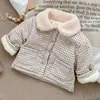 Casaco de inverno estilo coreano 2026 para bebês, unissex, com estampa xadrez e um pequeno design de urso, acolchoado para aquecimento e espessado para isolamento adicional