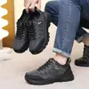 Zapatos de papá de felpa gruesa cálidos de invierno, impermeables, antideslizantes, de algodón para hombre, zapatos de senderismo para exteriores, zapatos de tela del viejo Beijing para hombre