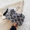 Bolsa de Mão de Pelúcia Feminina Nova para Outono e Inverno 2026 com Toque de Luxo, Bolsa Tote Peluda de Ombro, Bolsa Pequena Transversal de Ombro Único