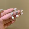 Pendientes Colgantes de Perla y Piedra Lunar Retro Franceses Lujo Ligero Sensación de Alta Gama Pendientes Redondos Incrustados de Pedrería Tachuelas para Commuting de Temperamento Suave