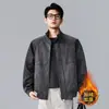 Nueva chaqueta vaquera con un acabado lavado de moda, cuello mao, forro de forro polar y un estilo de ropa de trabajo retro americano engrosado, diseñada para hombres y que ofrece un corte holgado para el invierno.