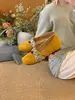 Sapatos Mary Jane Retro de Camurça com Bico Redondo 2025 Novos Versáteis Confortáveis para o Dia a Dia Planos para Mulheres
