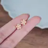 Aretes de Plata de Ley S999 para Mujer, Pendientes Elegantes y Delicados de Flor de Cerezo, Accesorios para Orejas sin Perforación Estilo Espiral para Mosquitos