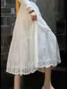 Falda de estilo francés de cintura alta con un bajo amplio y fluido, bordado de encaje y una silueta de paraguas.. Un imprescindible para un look suave y bonito, perfecto para sesiones de fotos. Media falda blanca