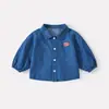 Camisa de Mezclilla Sencilla Estilo Coreano para Bebés y Niños Pequeños, Nueva de Otoño Casual con Bordado de Letras Cuello Campana Manga Larga