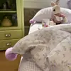 Conjunto de Quatro Peças de Algodão Kapok Fofo com Pompons Novo Estilo Primavera e Verão Cama de Estudante Conjunto de Fronhas para Edredom Floral Fresco e Fofo