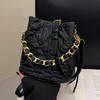 2024 Bolso Simple Plisado Invierno Cubo Moda Hombro Retro Cruzado Novedad Nicho Casual