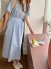 Foto real Vestido de manga bufante simples de cor sólida com cordão na cintura, modelagem justa, que rejuvenesce, com chapéu, para mulheres, com temperamento francês.