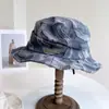 Chapéu Bucket Patchwork de Jeans Vintage Desgastado Único para Mulheres, Chapéu Quente de Tecido para Outono e Inverno, Chapéu Bucket Artístico Plissado