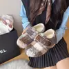 Novos sapatos slip-on femininos versáteis de sola reta 2026, com design peludo, estilo francês e forro de fleece para aquecimento extra, perfeitos para o inverno