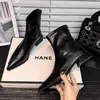 Botas Chelsea populares de bico fino e salto baixo, novo modelo 2026, botas de cano médio justas de pele de carneiro, sapatos versáteis estilo celebridade