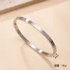 Pulsera popular de acero inoxidable con hebilla en forma de O finamente grabada pulsera de pareja moderna versátil venta al por mayor